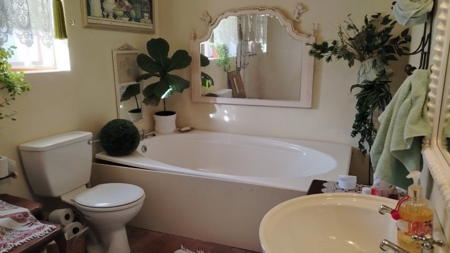 4 Bedroom Property for Sale in Chanteclair Western Cape